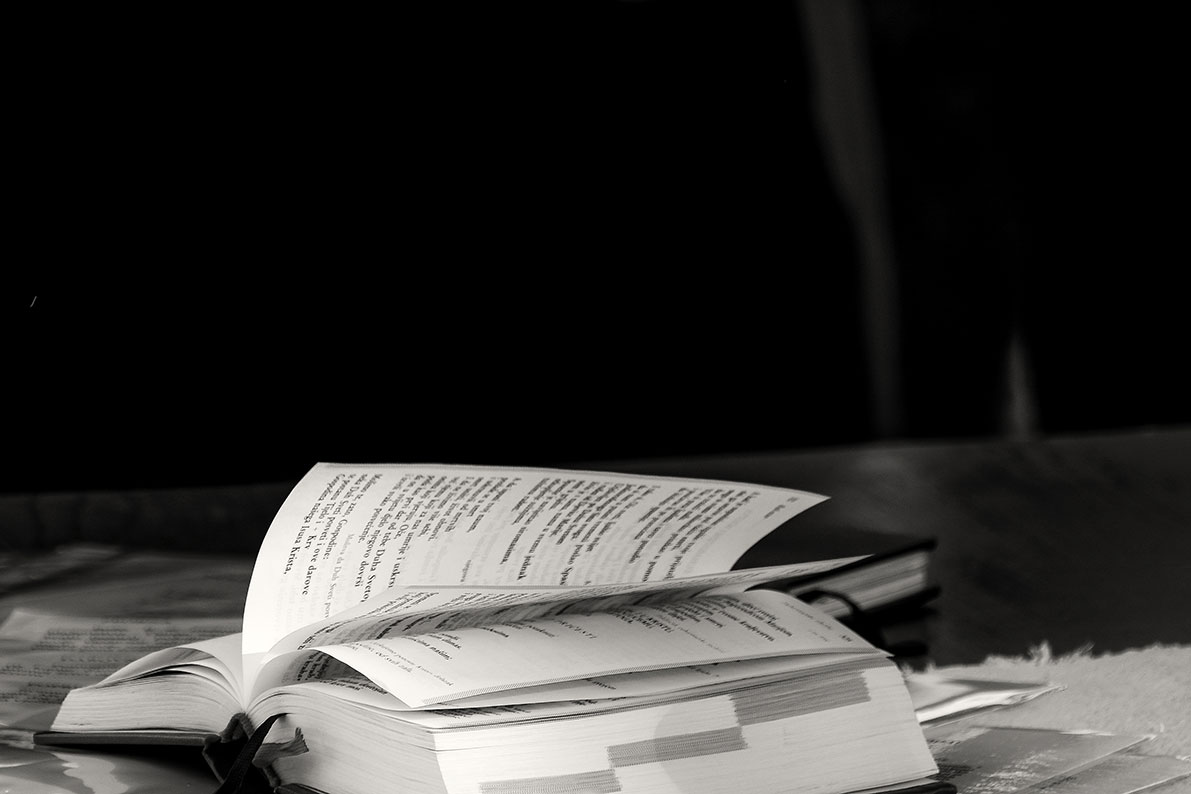 Njezino veličanstvo - Knjiga