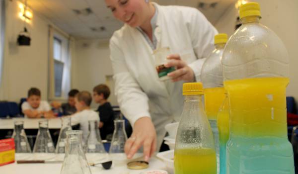 Mali kemičari: Proljetna svibanjska kemija