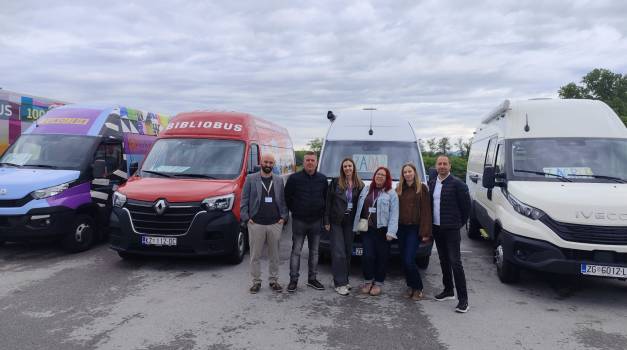 Bibliobusna sluzba na Festivalu bibliobusa u Sloveniji Bibliobusna sluzba na Festivalu bibliobusa u Sloveniji