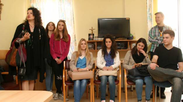 Volonteri i učenici korisnicima Doma čitaju ulomke iz priča