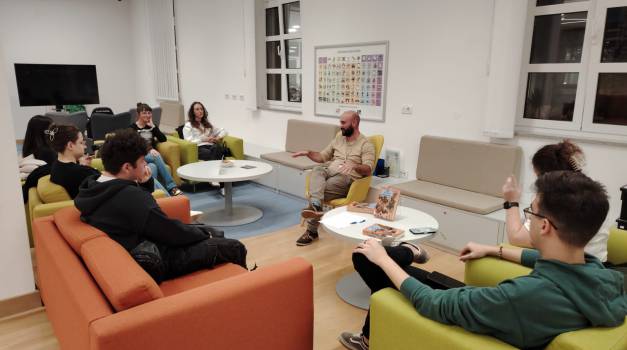 S one strane ogledala