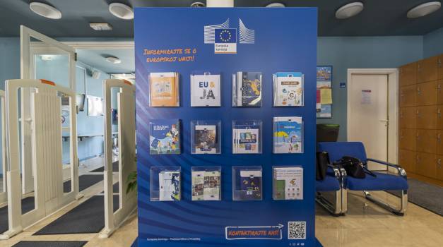 Zadra Nova donirala europske publikacije Gradskoj knjižnici Zadar