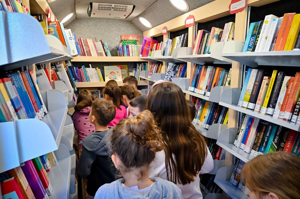 Bibliokombi u posjetu školama u Galovcu i Raštanima Donjim