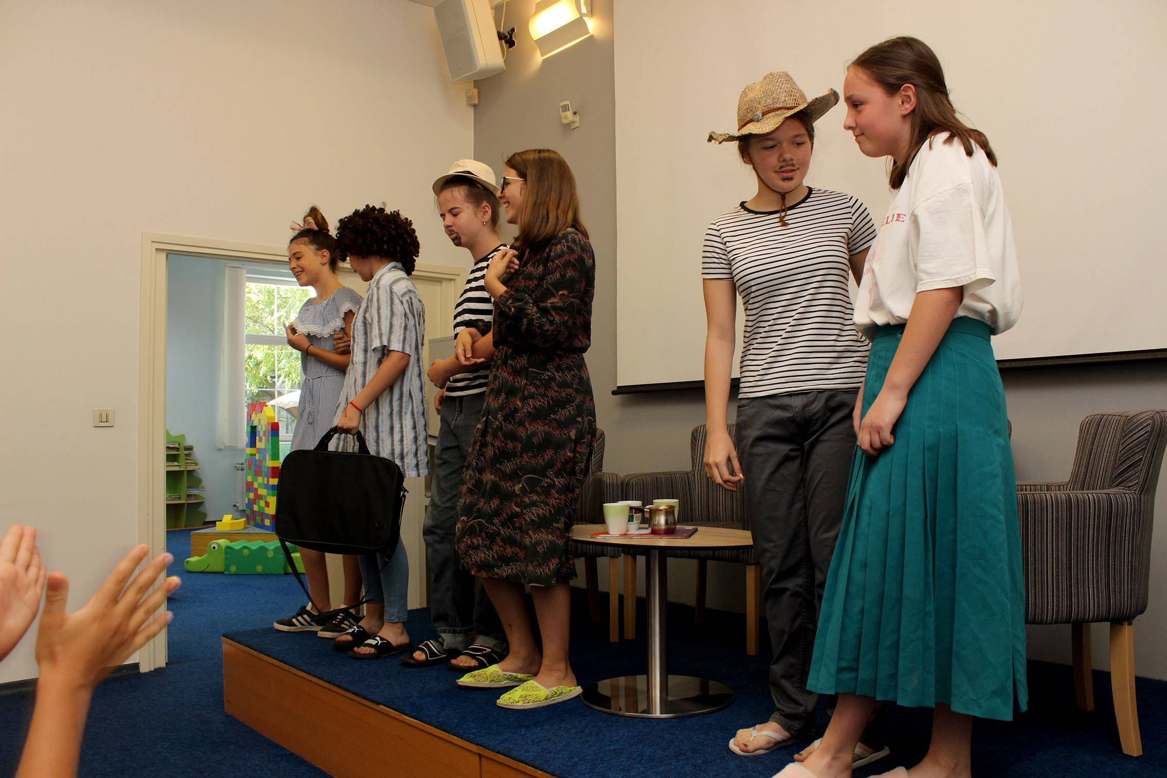 Tri žene, dva ribara i inspektor