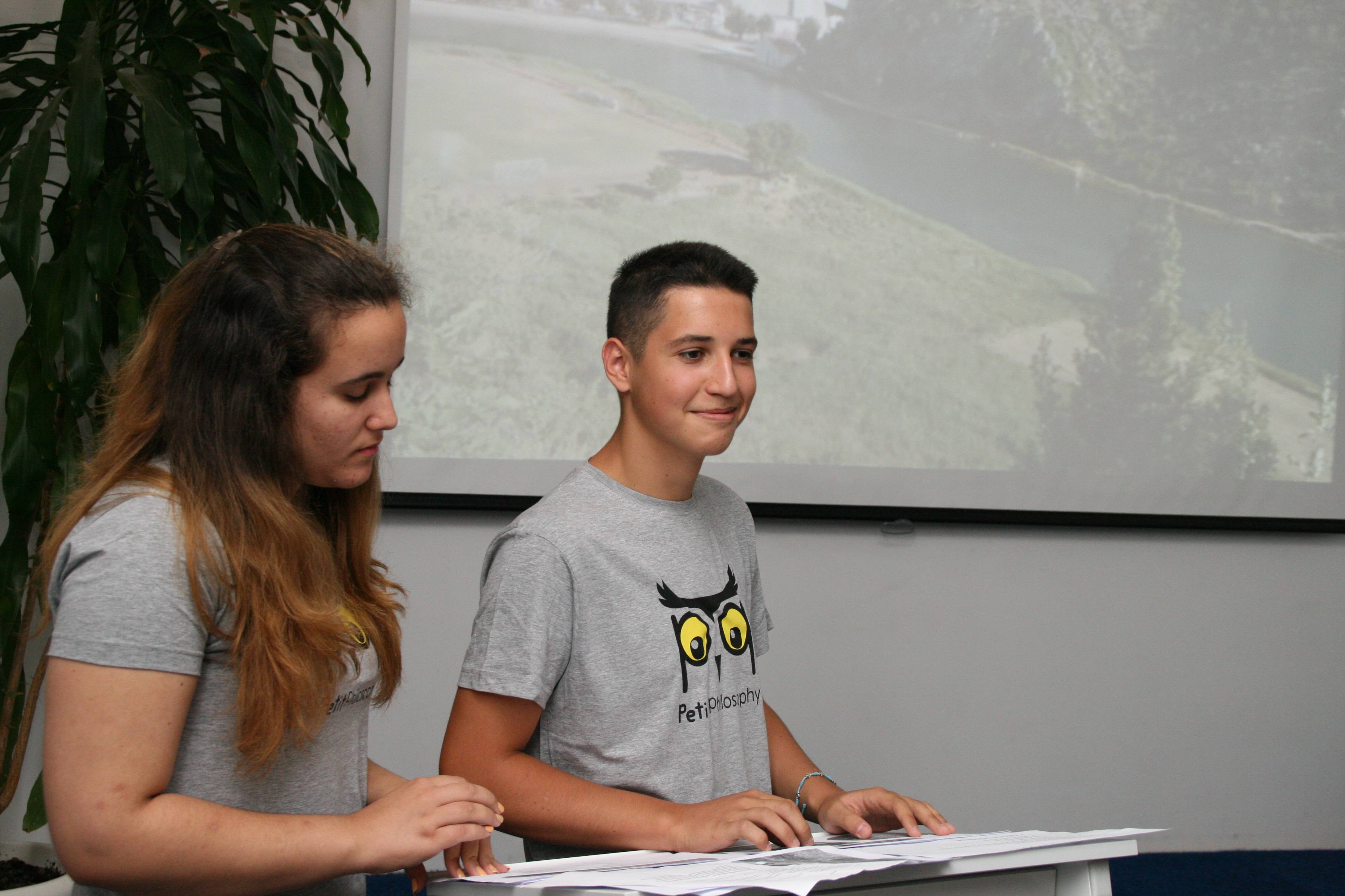 Podjela diploma polaznicima Male filozofije (srednja škola)