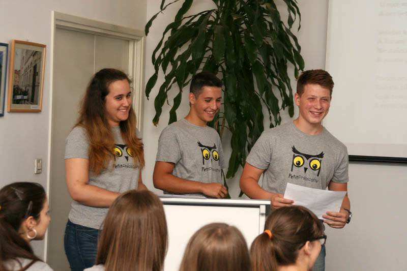 Podjela diploma polaznicima Male filozofije (srednja škola)