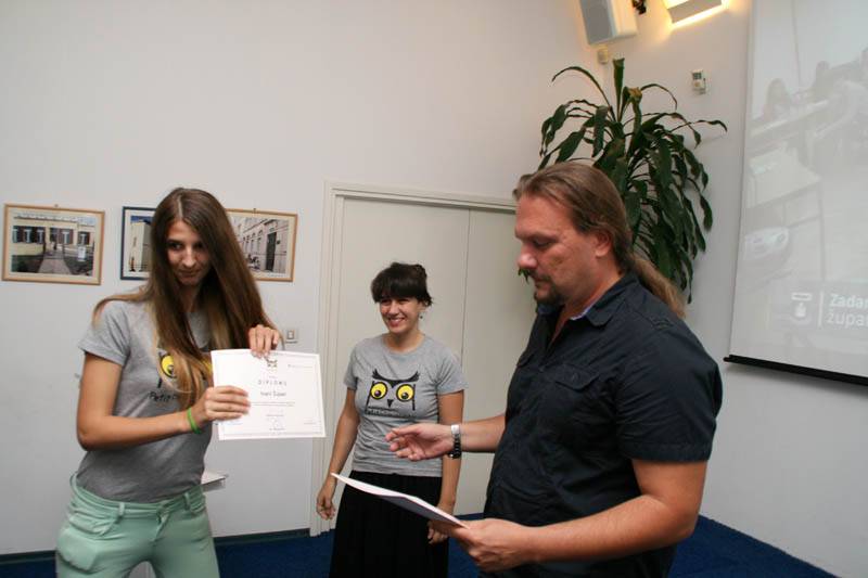 Podjela diploma polaznicima Male filozofije (srednja škola)