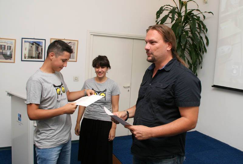 Podjela diploma polaznicima Male filozofije (srednja škola)