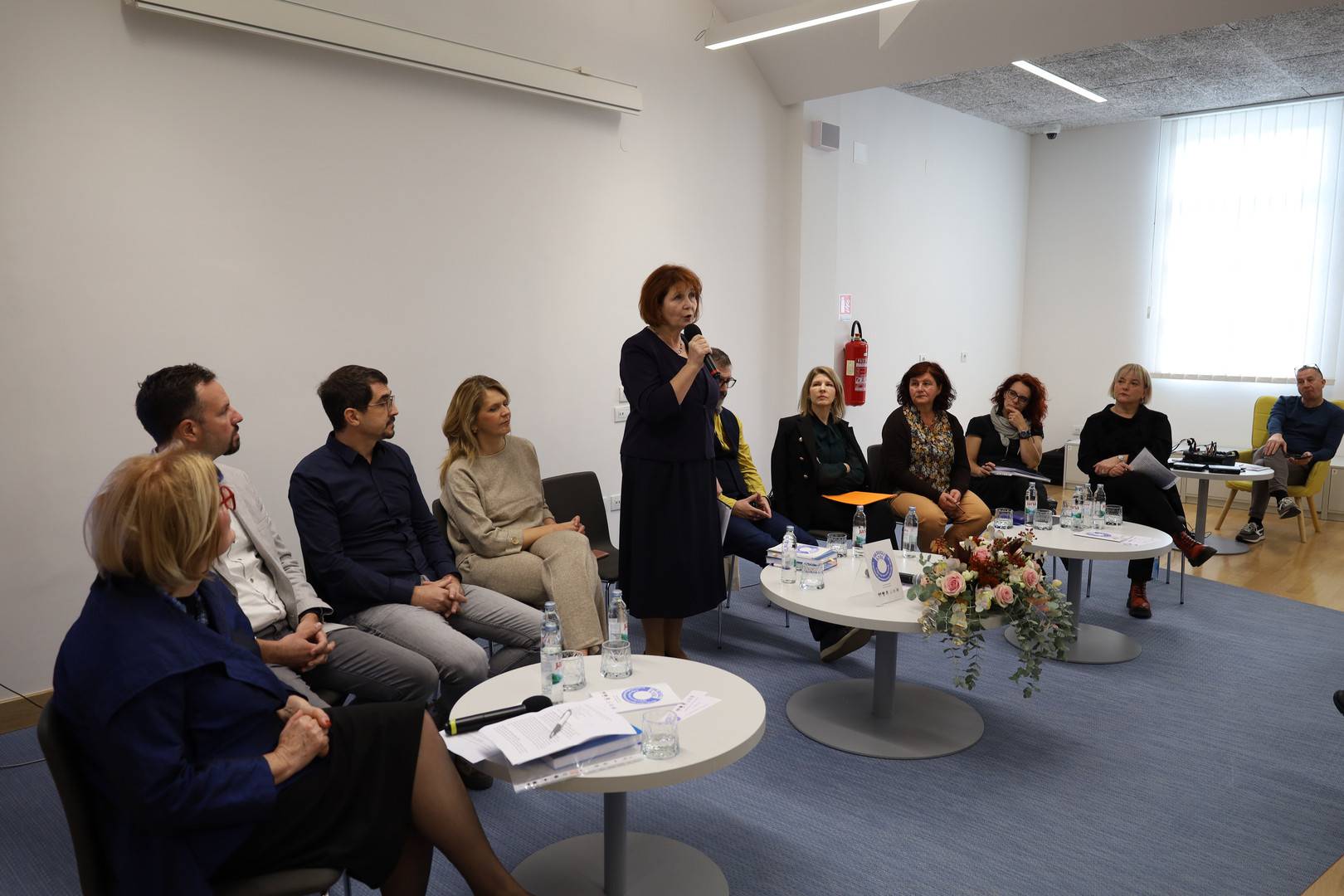 Okrugli stol - Utjecaj suvremenih knjižničnih prostora na poticanje čitanja Okrugli stol - Utjecaj suvremenih knjižničnih prostora na poticanje čitanja