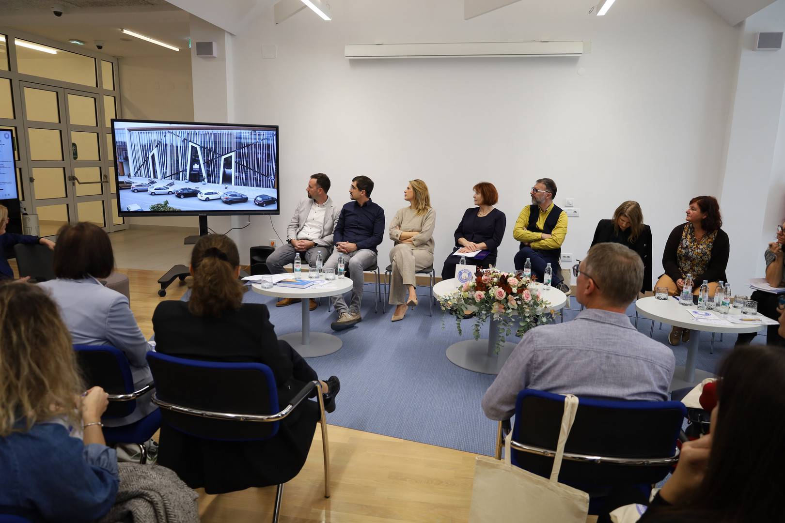 Okrugli stol - Utjecaj suvremenih knjižničnih prostora na poticanje čitanja Okrugli stol - Utjecaj suvremenih knjižničnih prostora na poticanje čitanja