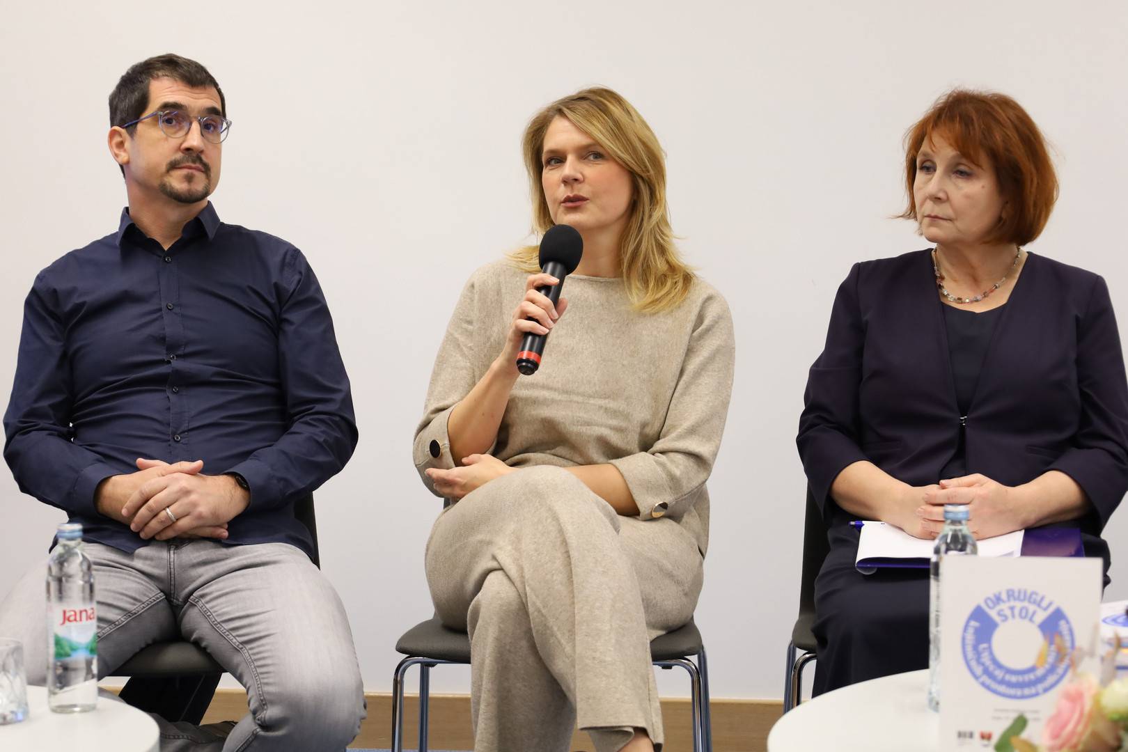 Okrugli stol - Utjecaj suvremenih knjižničnih prostora na poticanje čitanja Okrugli stol - Utjecaj suvremenih knjižničnih prostora na poticanje čitanja