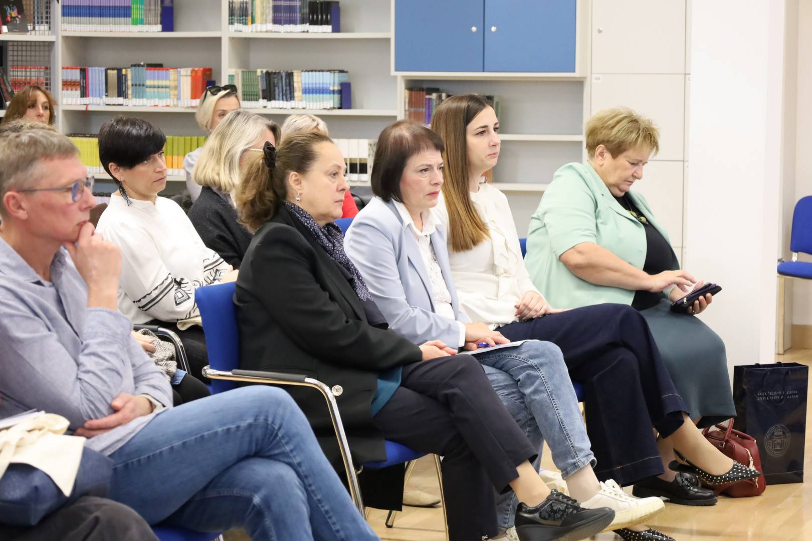 Okrugli stol - Utjecaj suvremenih knjižničnih prostora na poticanje čitanja Okrugli stol - Utjecaj suvremenih knjižničnih prostora na poticanje čitanja