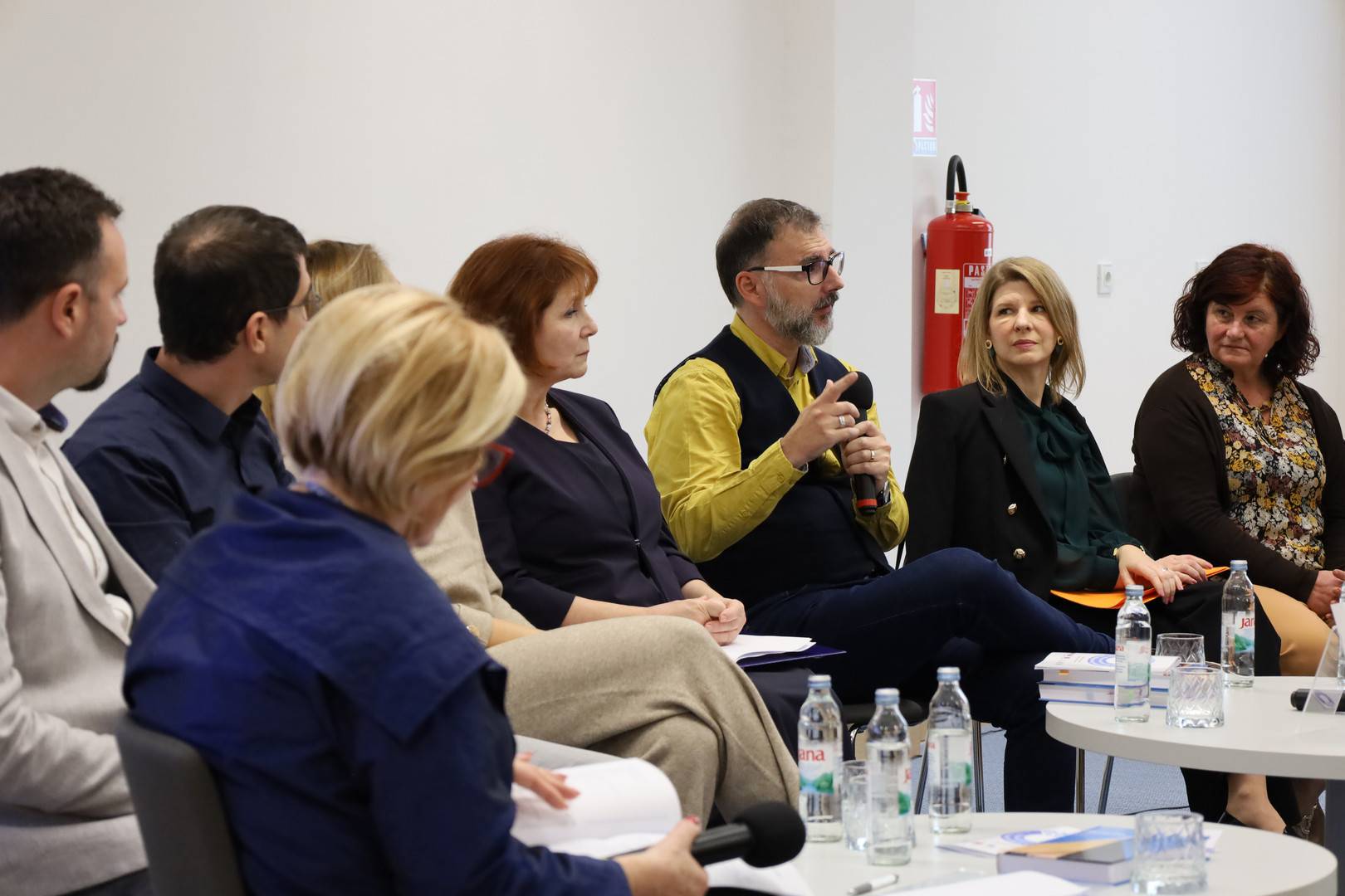 Okrugli stol - Utjecaj suvremenih knjižničnih prostora na poticanje čitanja Okrugli stol - Utjecaj suvremenih knjižničnih prostora na poticanje čitanja