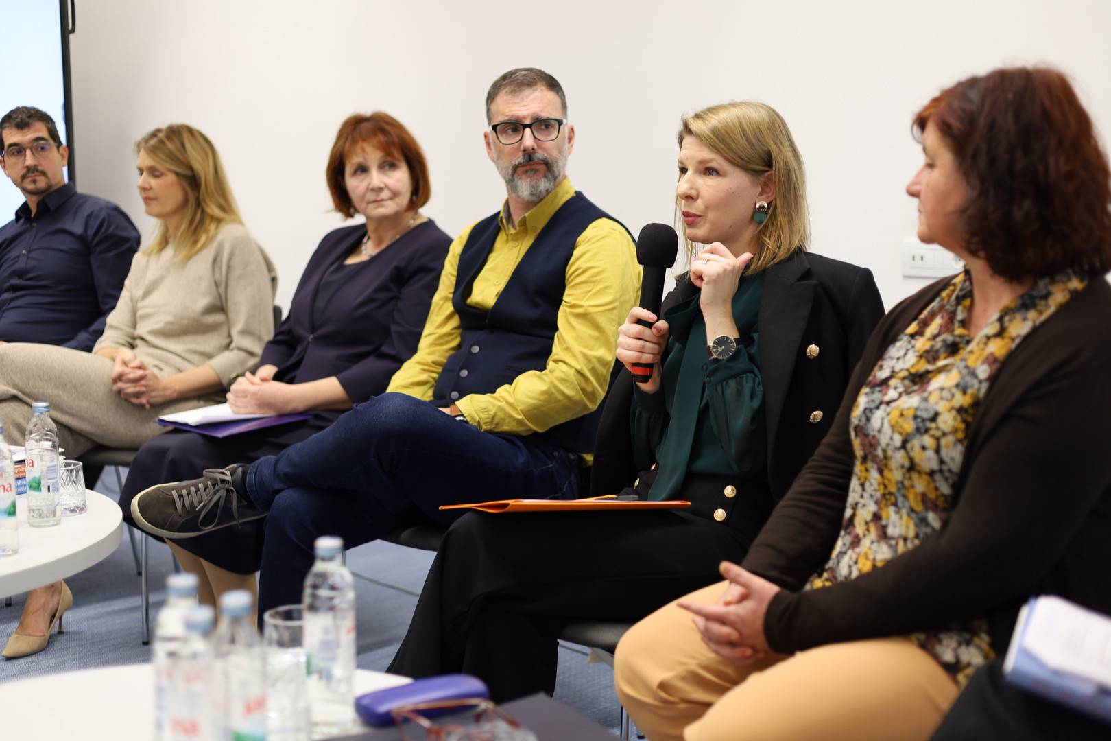 Okrugli stol - Utjecaj suvremenih knjižničnih prostora na poticanje čitanja Okrugli stol - Utjecaj suvremenih knjižničnih prostora na poticanje čitanja