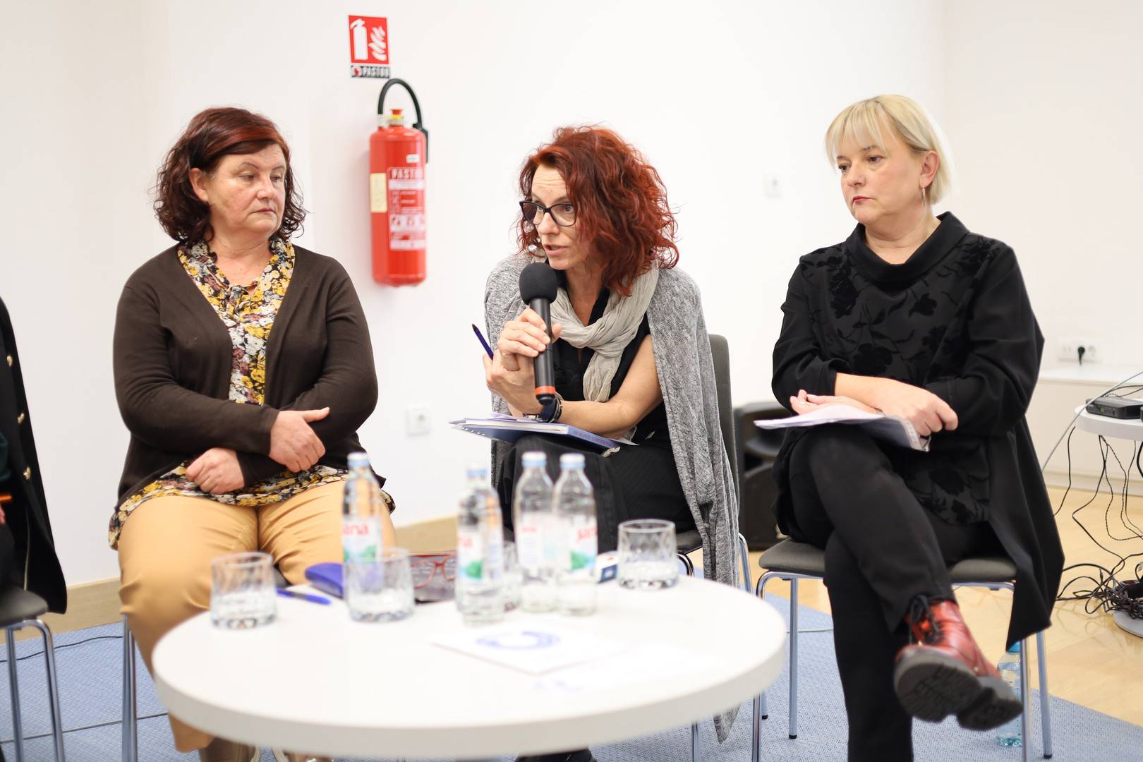 Okrugli stol - Utjecaj suvremenih knjižničnih prostora na poticanje čitanja Okrugli stol - Utjecaj suvremenih knjižničnih prostora na poticanje čitanja