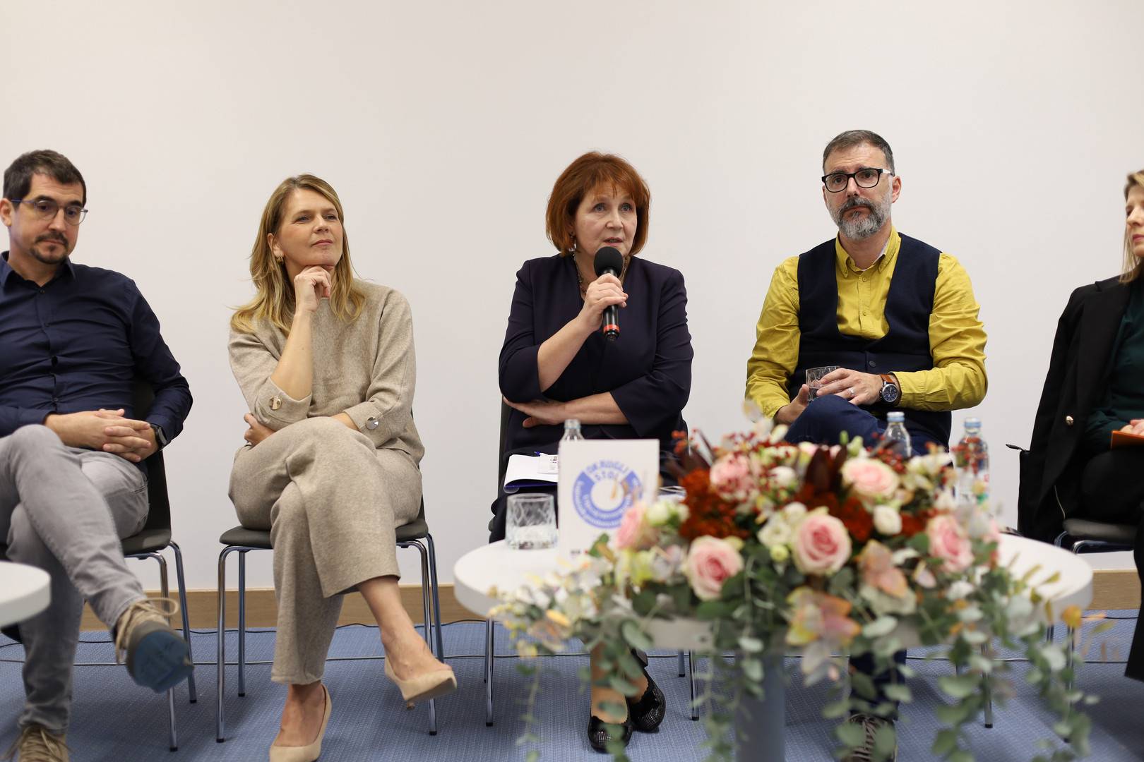 Okrugli stol - Utjecaj suvremenih knjižničnih prostora na poticanje čitanja Okrugli stol - Utjecaj suvremenih knjižničnih prostora na poticanje čitanja