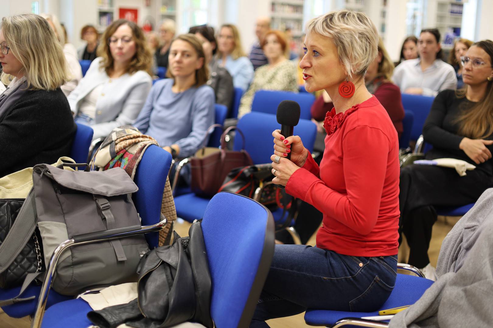 Okrugli stol - Utjecaj suvremenih knjižničnih prostora na poticanje čitanja Okrugli stol - Utjecaj suvremenih knjižničnih prostora na poticanje čitanja