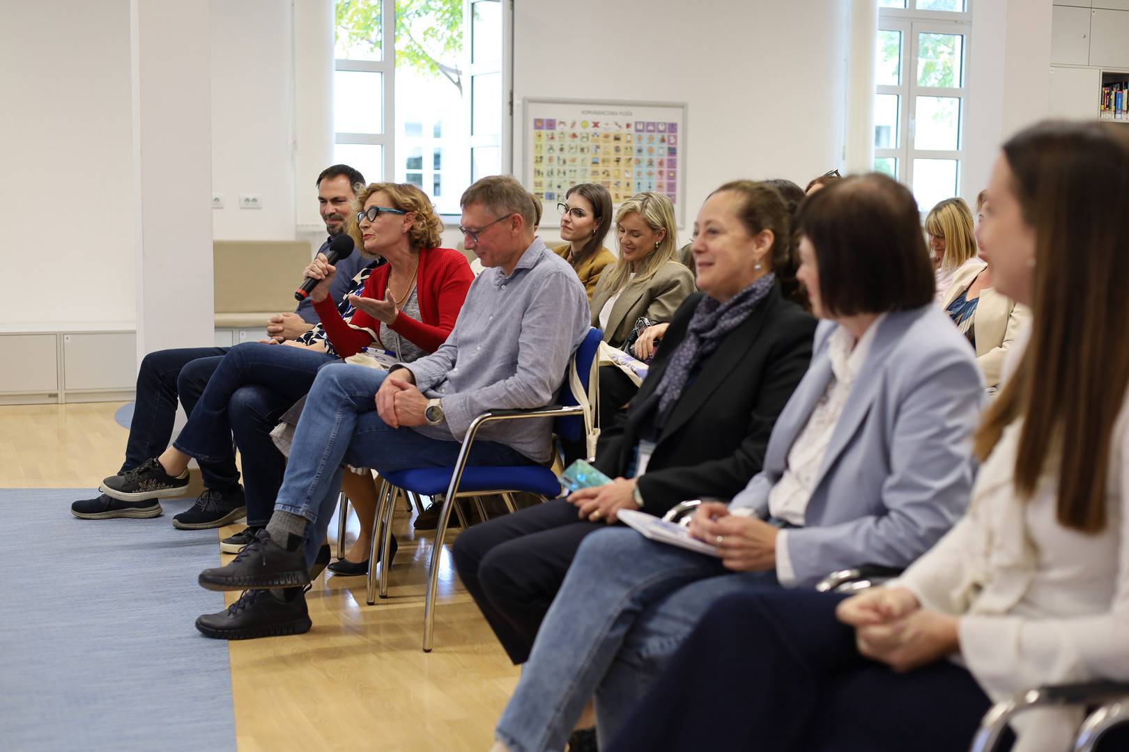 Okrugli stol - Utjecaj suvremenih knjižničnih prostora na poticanje čitanja Okrugli stol - Utjecaj suvremenih knjižničnih prostora na poticanje čitanja