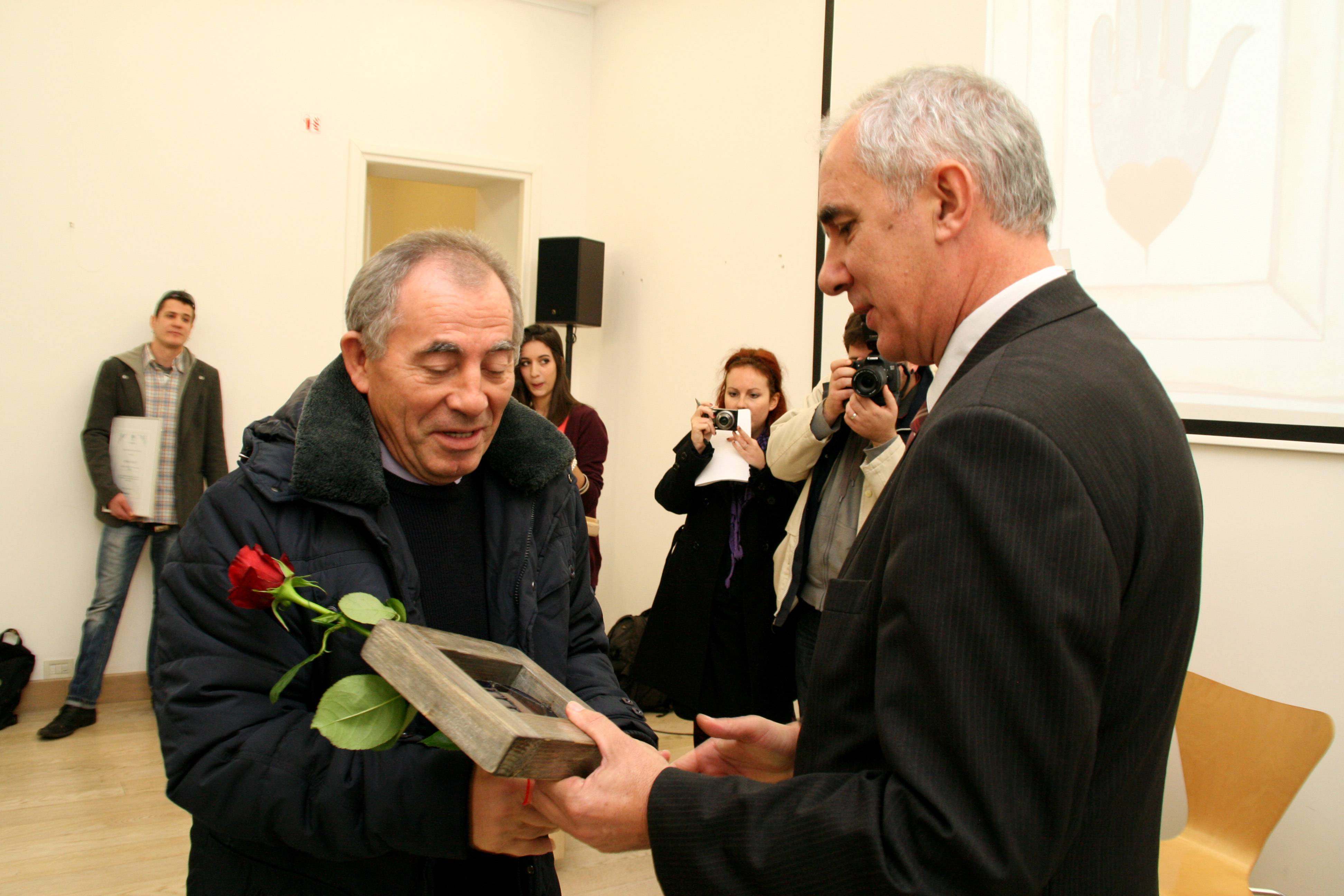 ravnatelj Ivan Pehar prima nagradu iz ruku župana Stipe Zrilića