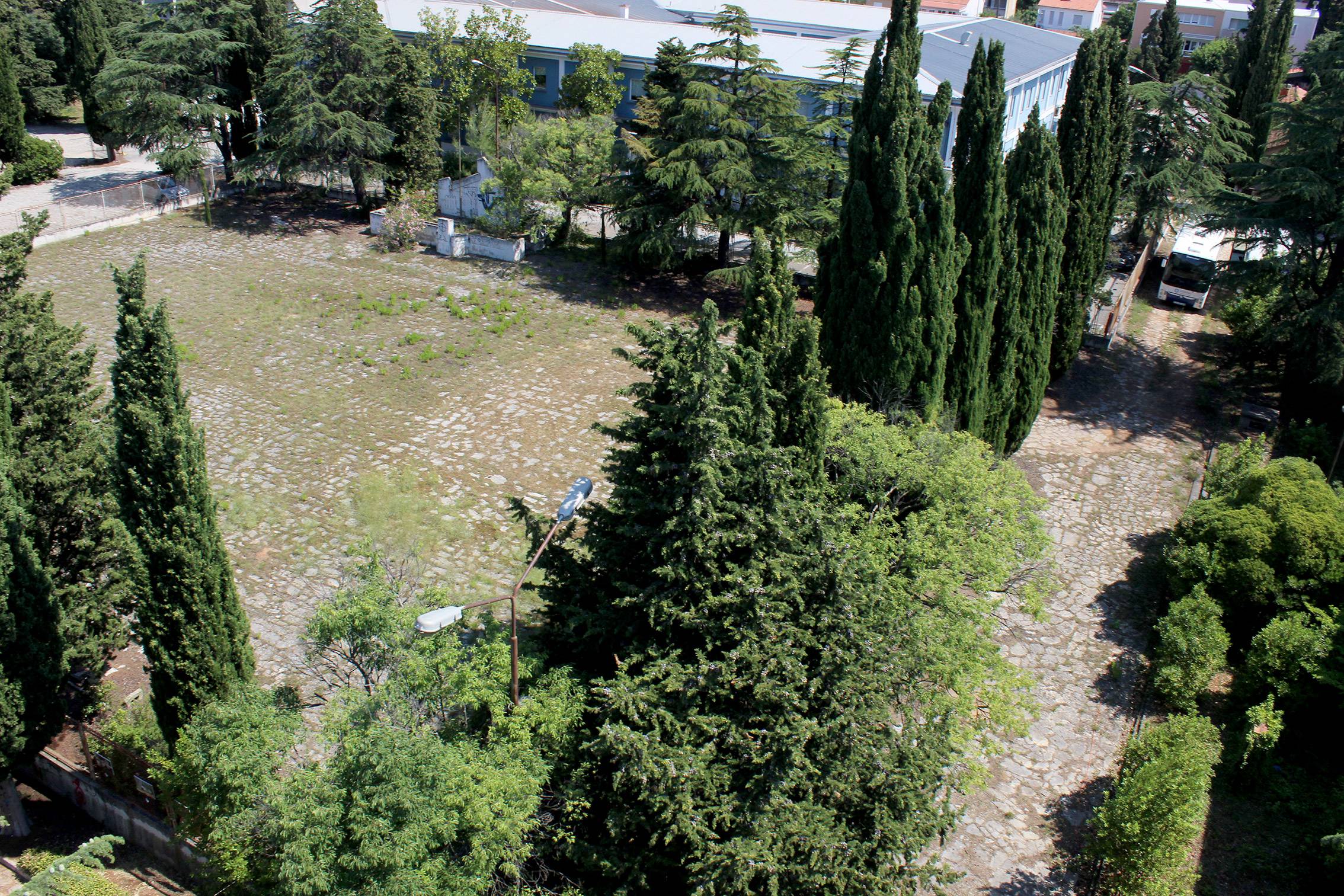 Ograđen "Trg imovinsko pravnih odnosa" između zgrada MUP-a, Suda i budućeg Centra za mlade