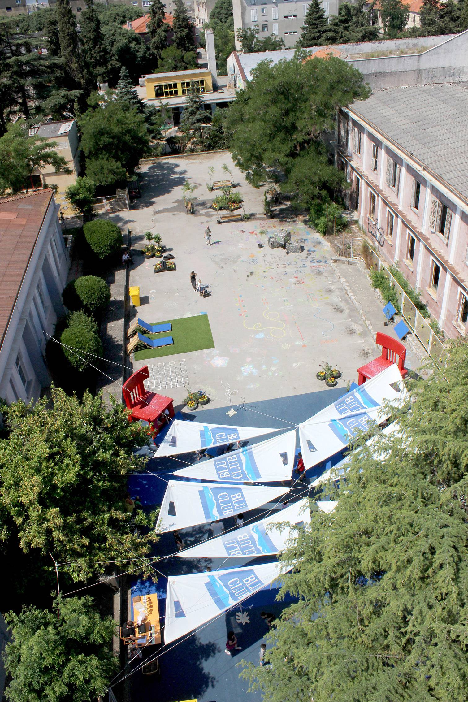 "Dnevni boravak" Kvart-Art-a, inače parking pokraj Knjižnice