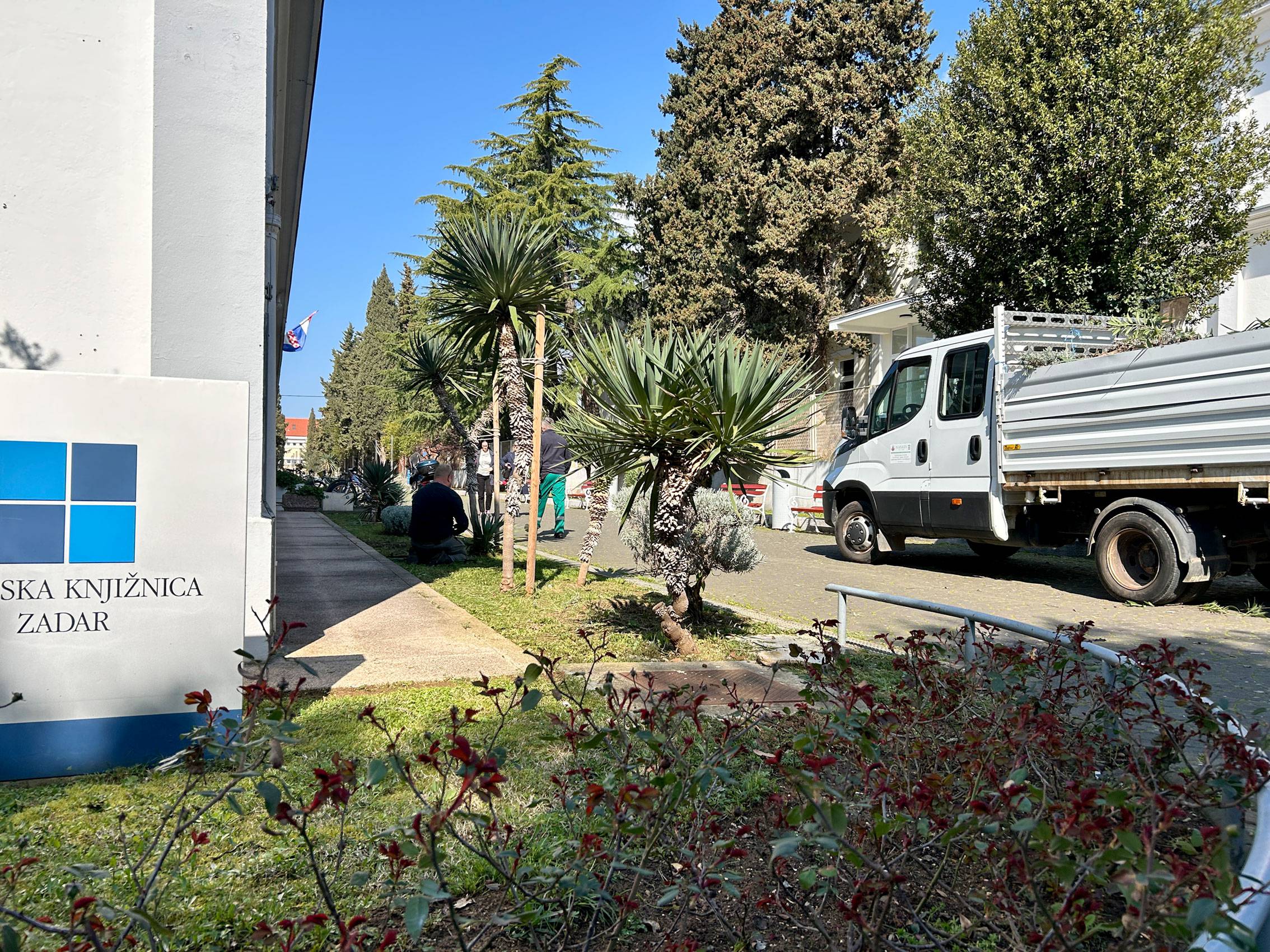 (pred)proljetno uređenje okoliša Knjižnice 2026.