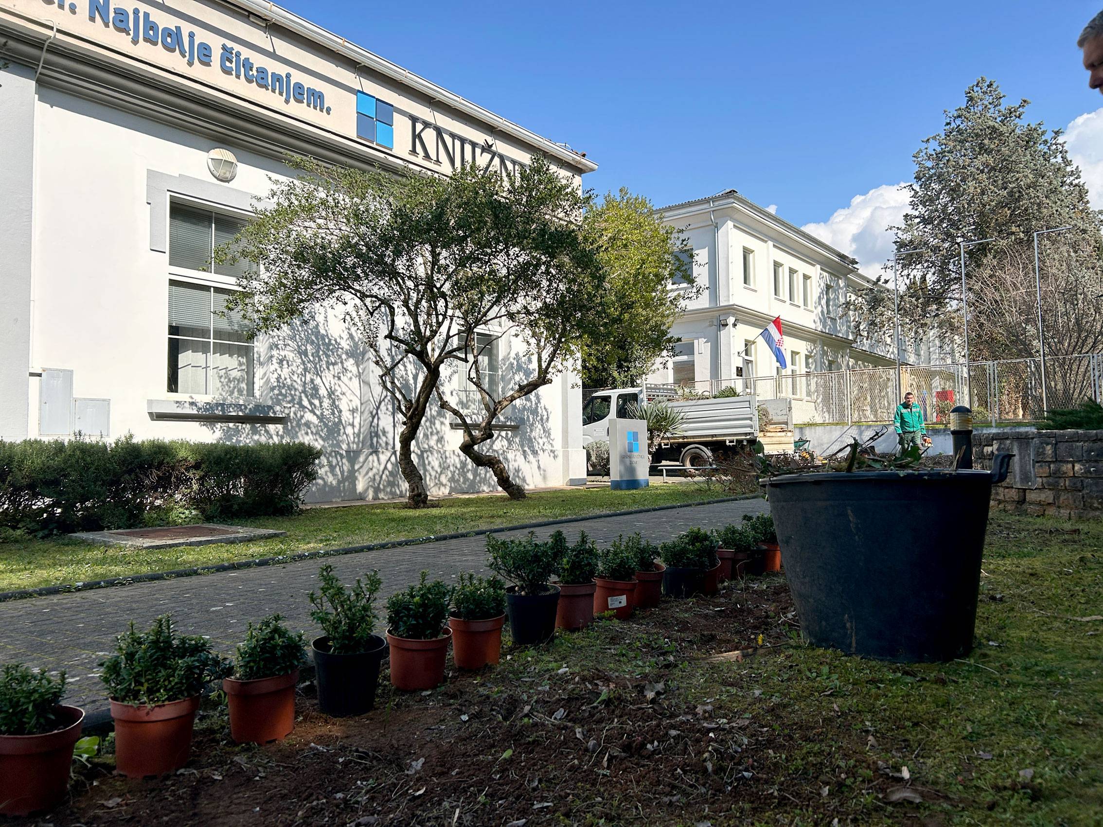 (pred)proljetno uređenje okoliša Knjižnice 2026.