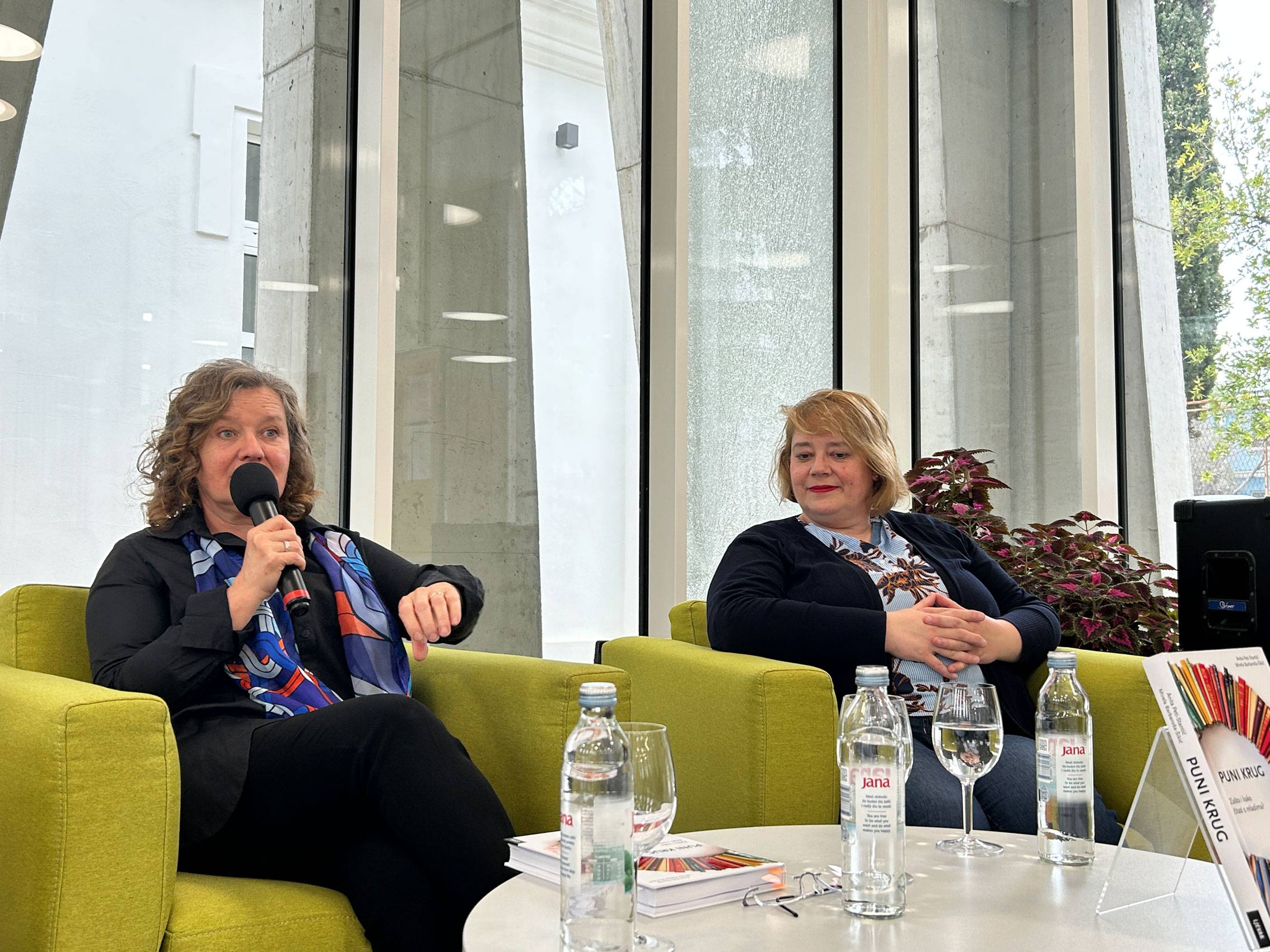 Puni krug : zašto i kako čitati s mladima