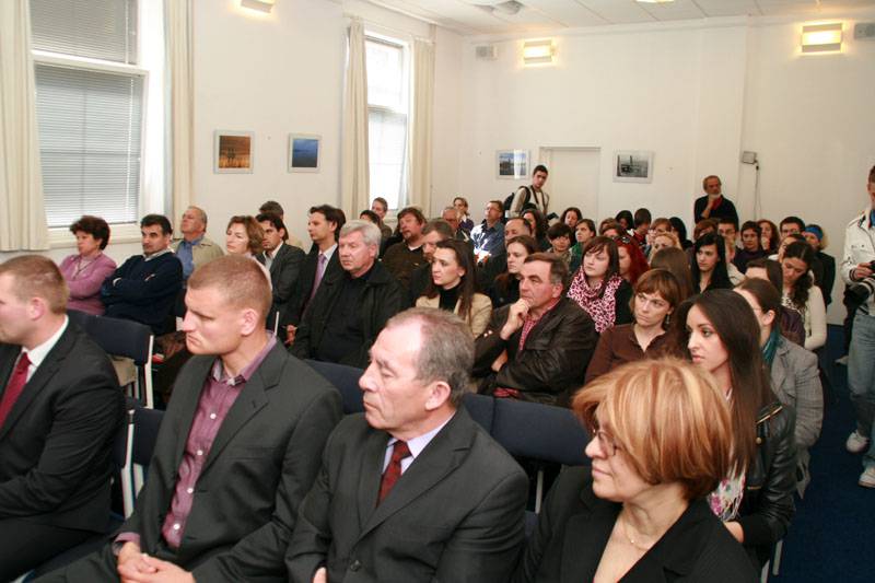 Knjižnica i društvo, Josip Stipanov