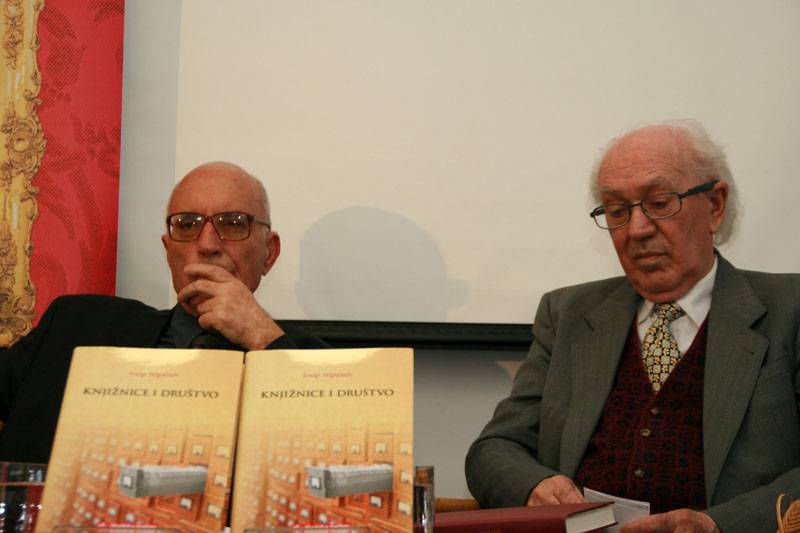 Knjižnica i društvo, Josip Stipanov