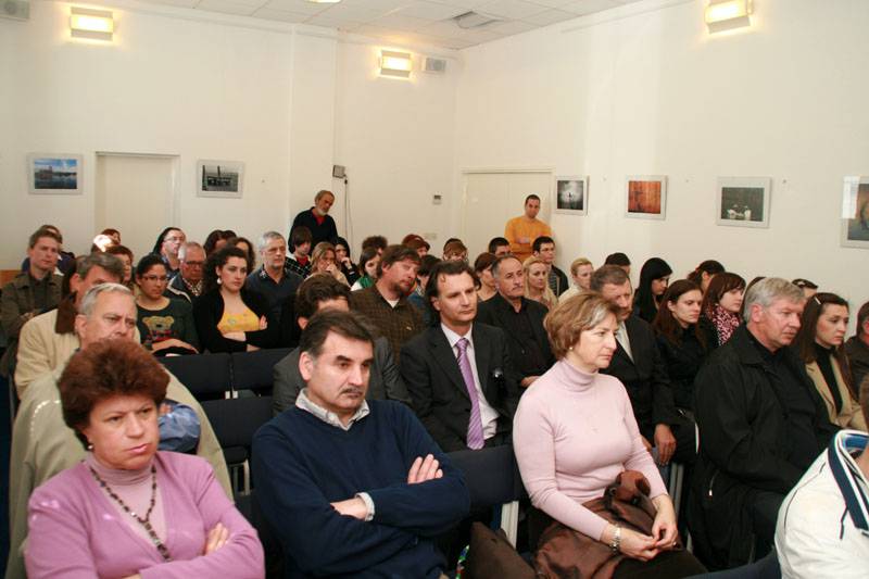 Knjižnica i društvo, Josip Stipanov