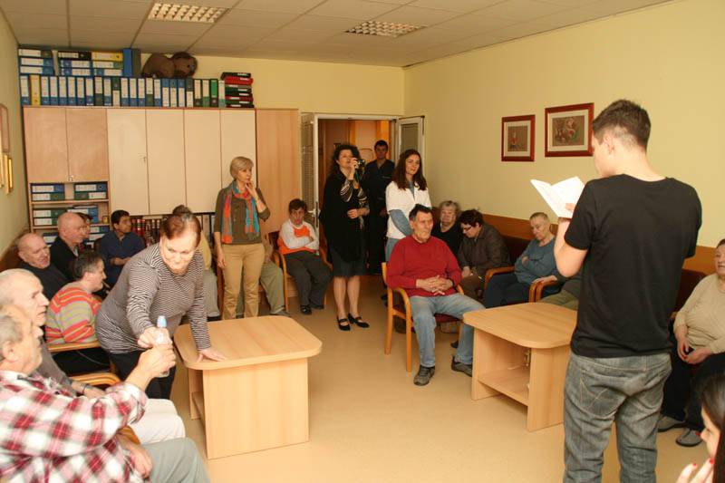 Volonteri i učenici korisnicima Doma čitaju ulomke iz priča