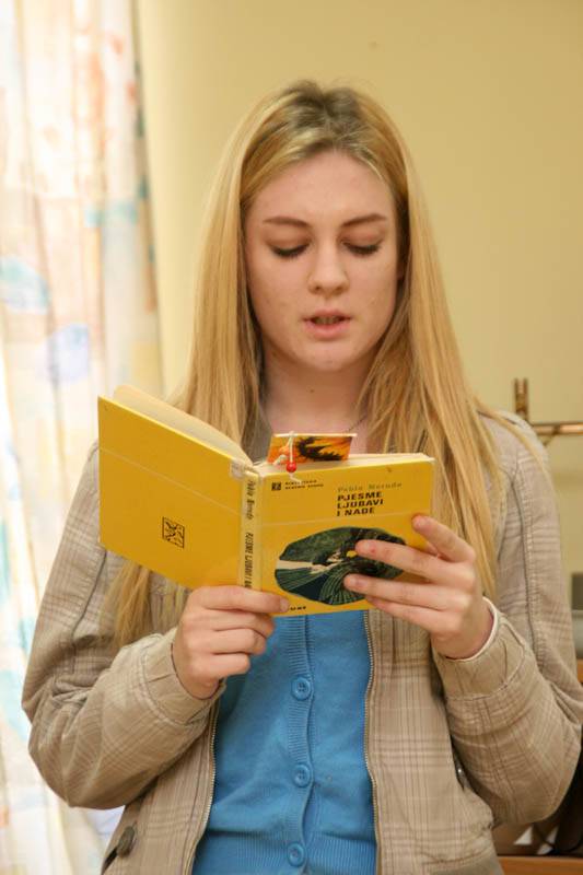 Volonteri i učenici korisnicima Doma čitaju ulomke iz priča