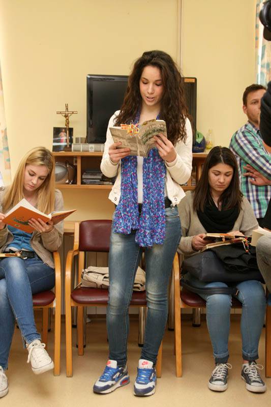 Volonteri i učenici korisnicima Doma čitaju ulomke iz priča