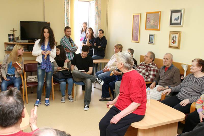 Volonteri i učenici korisnicima Doma čitaju ulomke iz priča