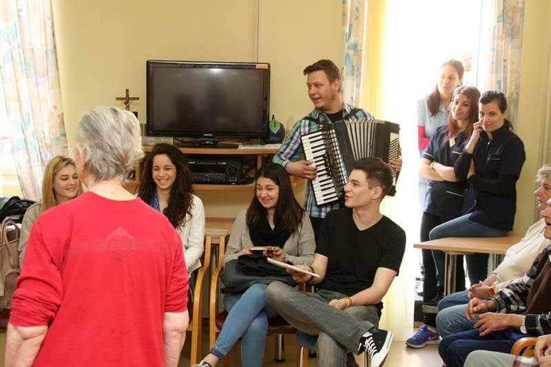 Volonteri i učenici korisnicima Doma čitaju ulomke iz priča