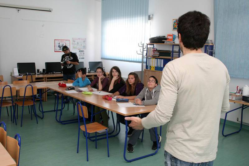 Likovnost i književnost: radionica crtanja portreta s likovnim umjetnikom Valentinom Radmanom