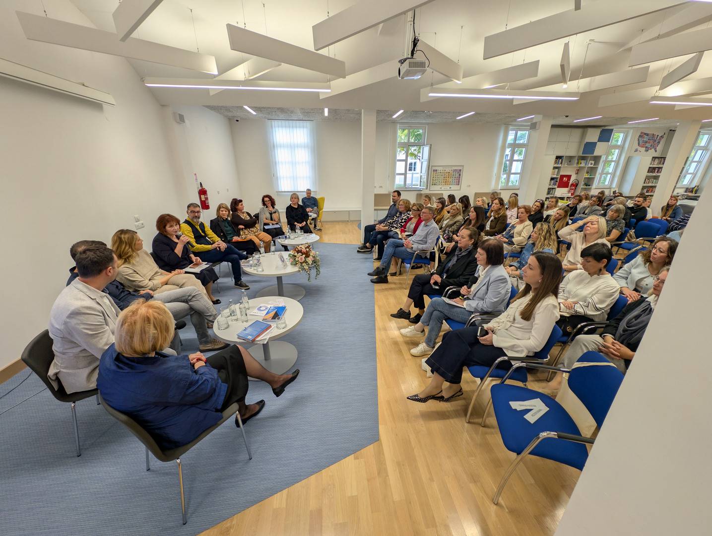 Okrugli stol - Utjecaj suvremenih knjižničnih prostora na poticanje čitanja Okrugli stol - Utjecaj suvremenih knjižničnih prostora na poticanje čitanja