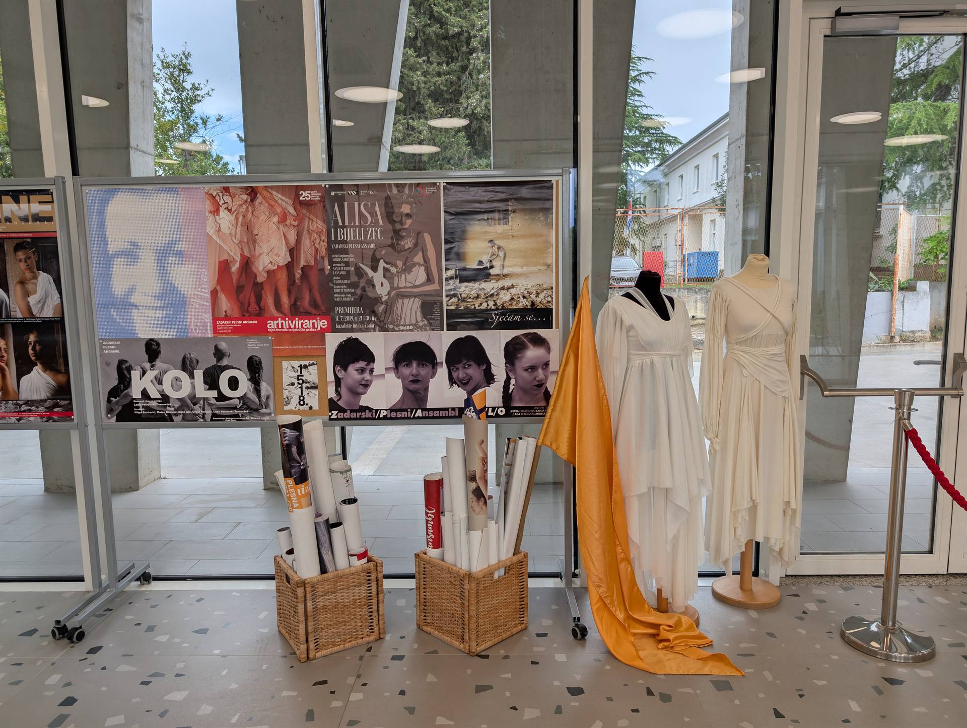 Bez kazalista se ne moze, a plesati se mora