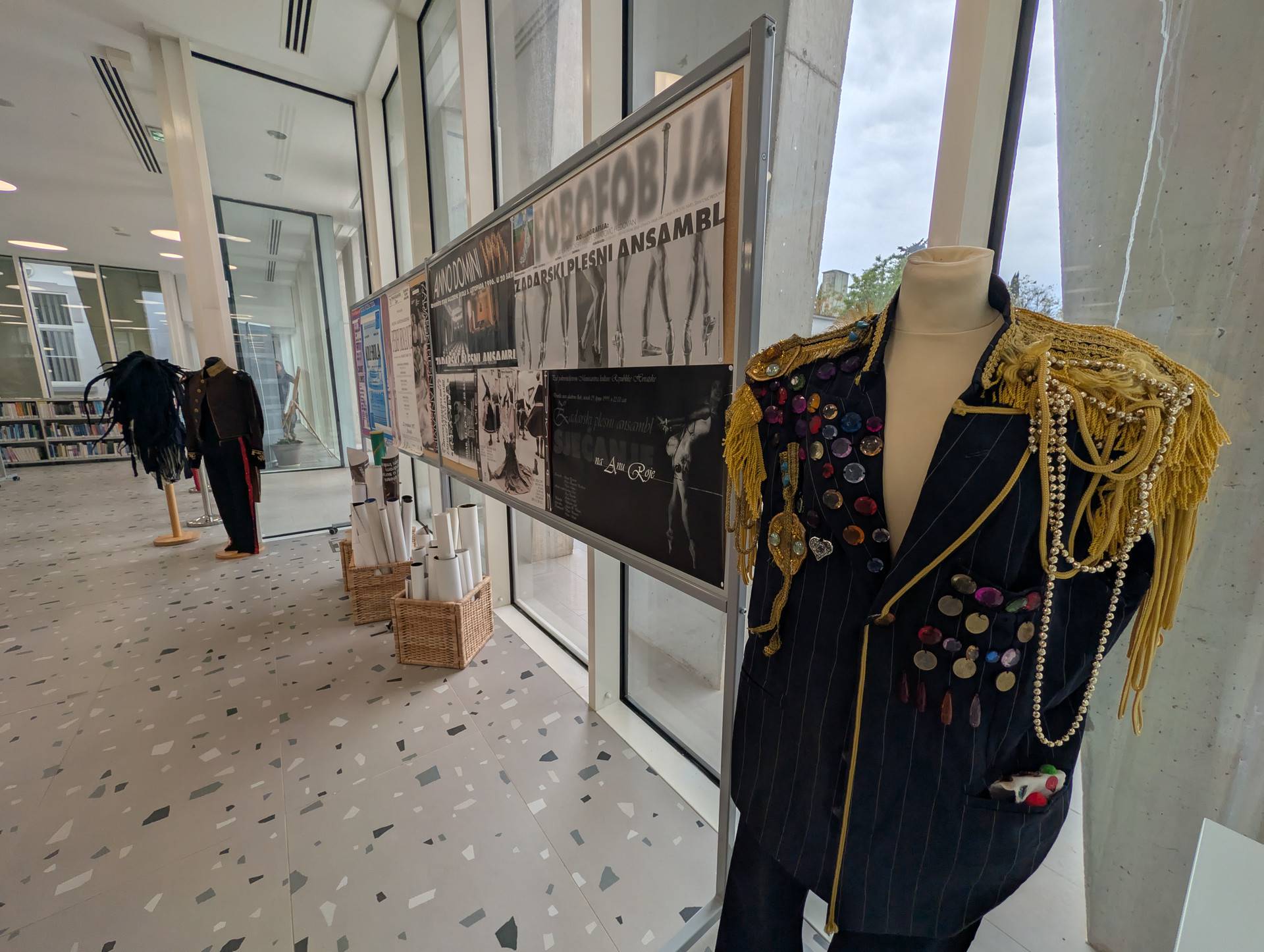 Bez kazalista se ne moze, a plesati se mora