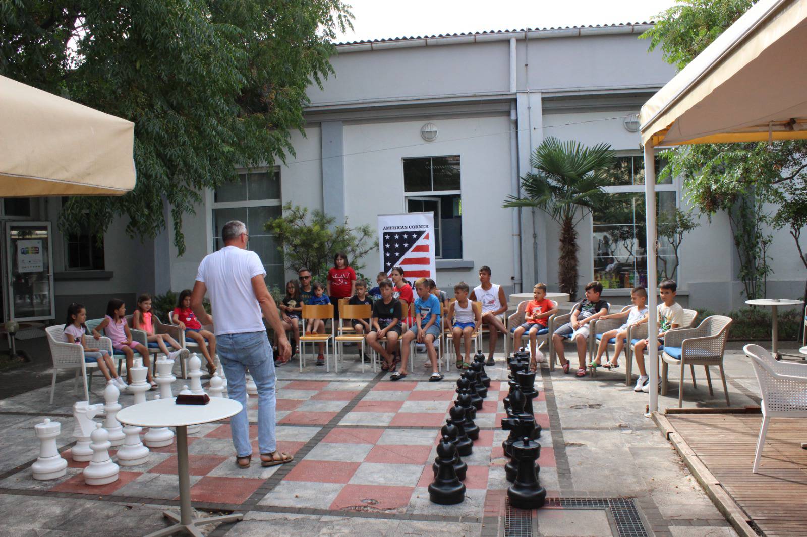 Šahovska radionica u dvorištu Knjižnice Šahovska radionica u dvorištu Knjižnice