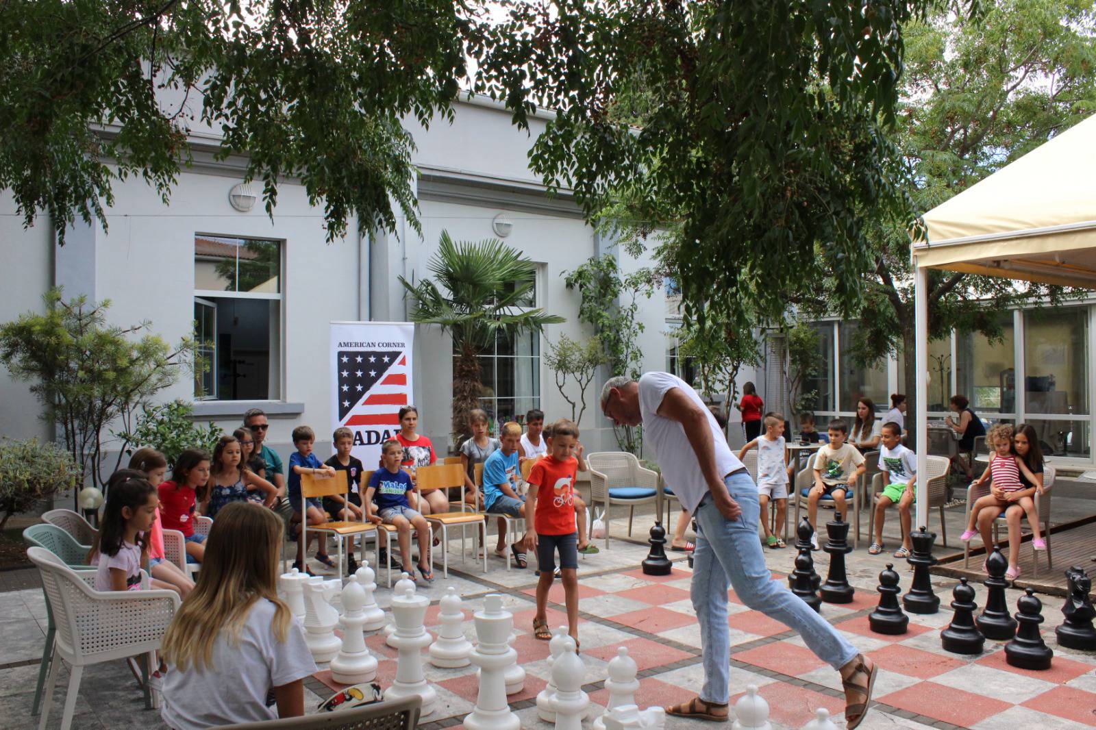 Šahovska radionica u dvorištu Knjižnice Šahovska radionica u dvorištu Knjižnice