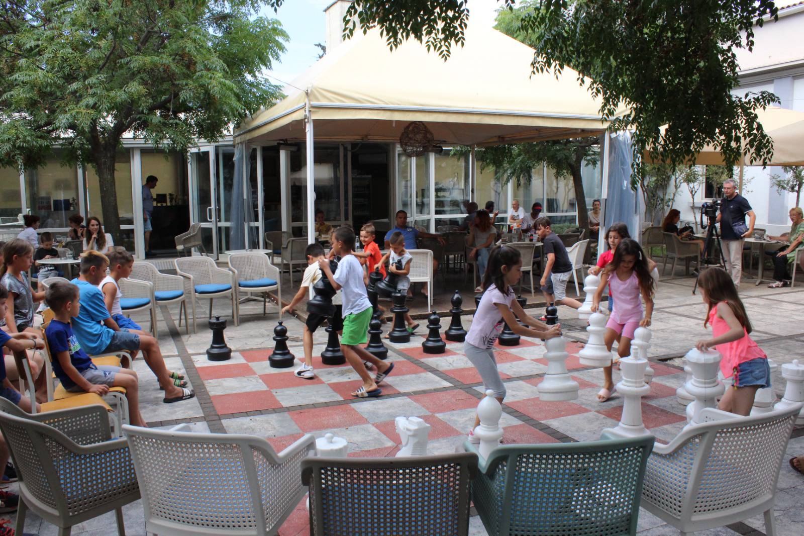 Šahovska radionica u dvorištu Knjižnice