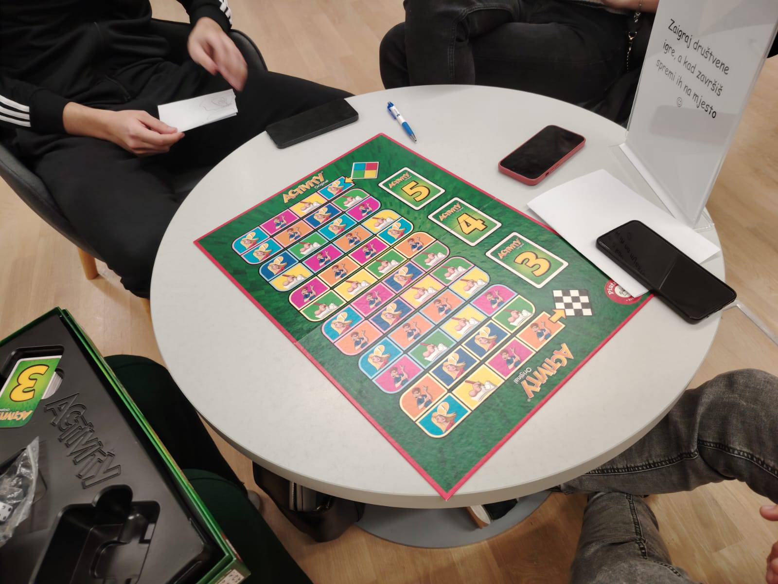 Večer društvenih igara na Odjelu za mlade