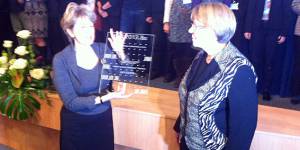 Predsjednica Hrvatskog knjižničarskog društva Marijana Mišetić uručuje plaketu Knjižnica godine 2013. ravnateljici koprivničke knjižnice Dijani Sabolović Krajina